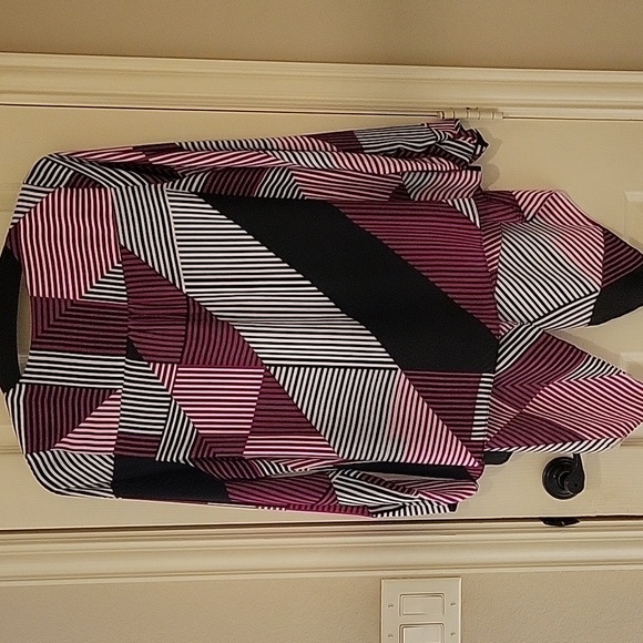 Geometric Patterned Women's Blouse - Picture 7 of 12